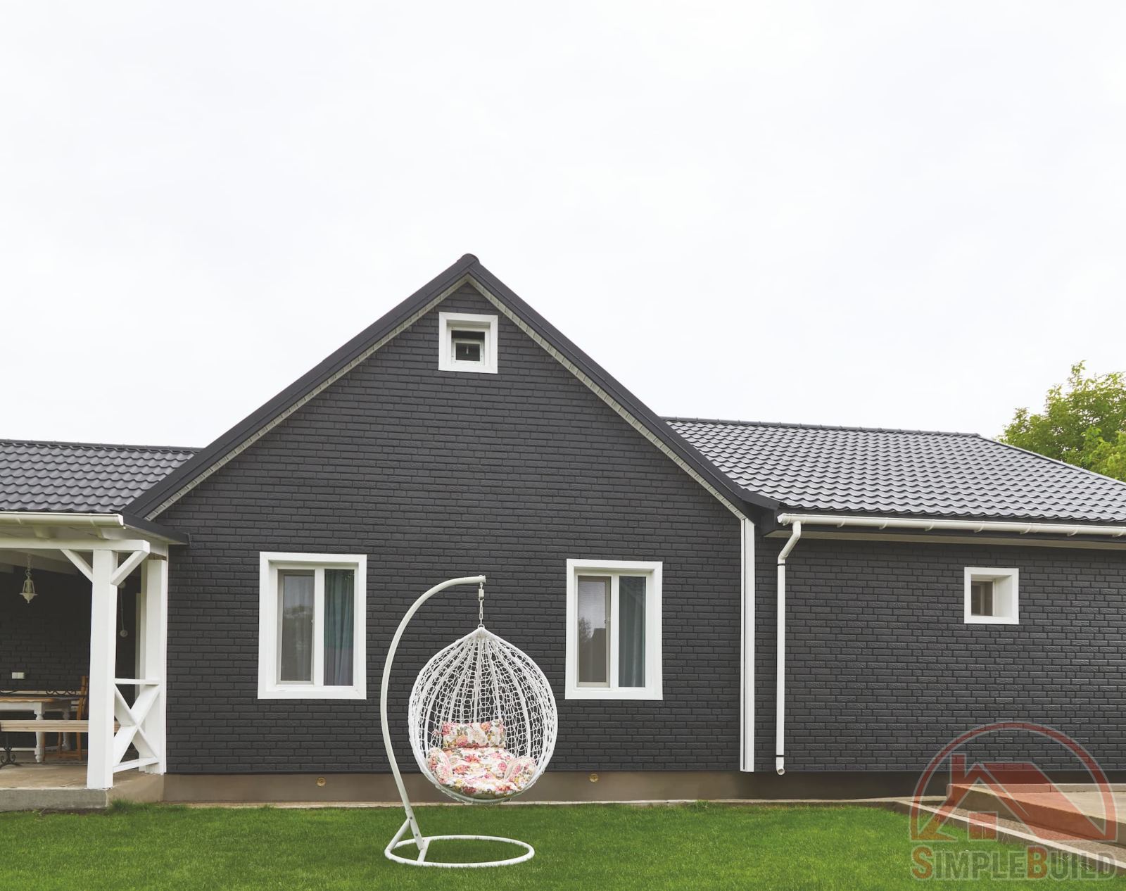 Сайдинг U-Plast Stonehouse графит кирпич в экстерьере
