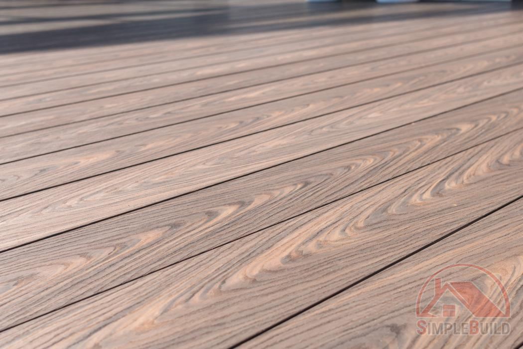 Террасная доска Lecole тёмно-коричневая крупным планом