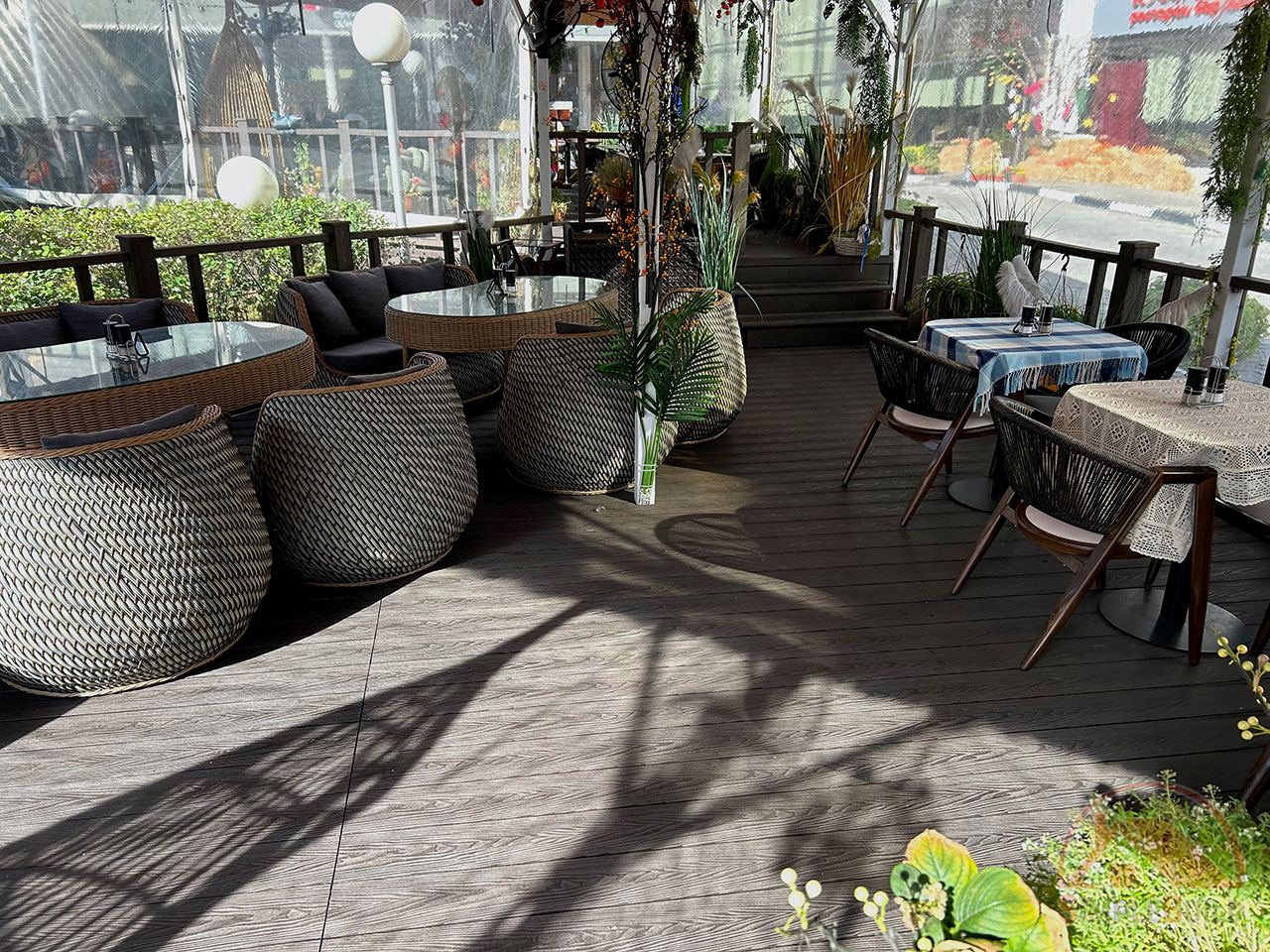 Декинг ДПК PolyWood DUO венге на общественной террасе