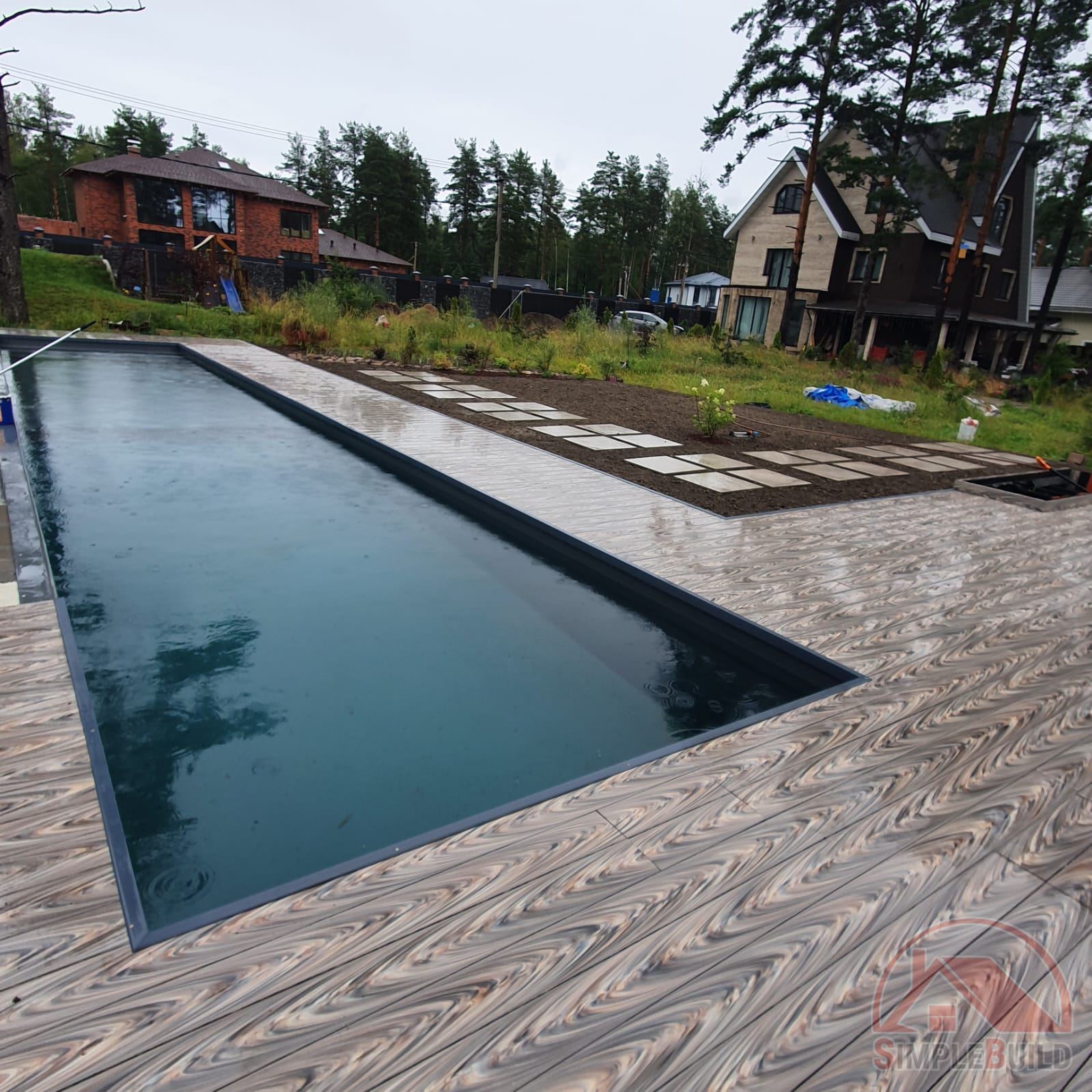 Декинг Lecole мультиколор яркий в отделке зоны бассейна