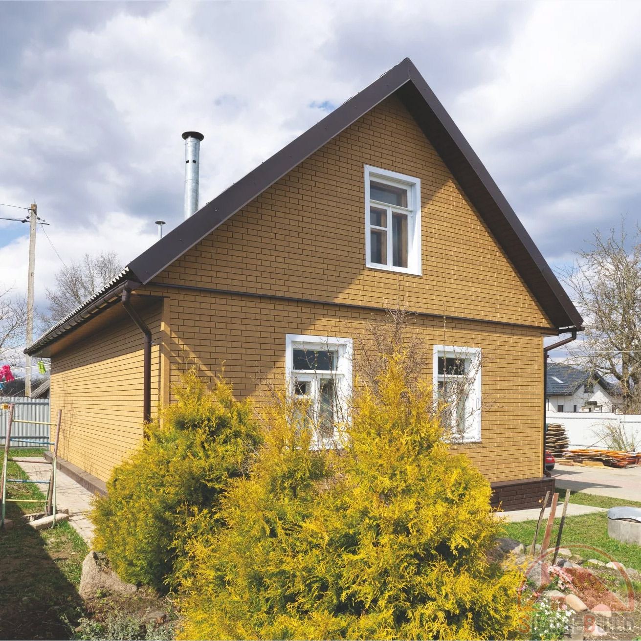 Сайдинг U-Plast Stonehouse горчичный клинкер в экстерьере