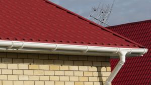 Водосточная система Дёке Люкс пломбир на доме с красной кровле