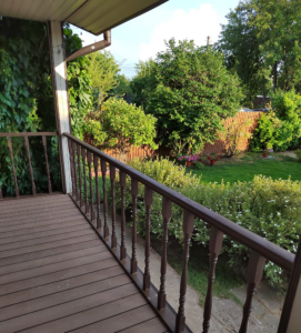 Декинг PolyWood DUO коричневый на террасе частного дома