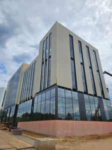 Фасадные панели Royal Stone Нельсон на фасаде административного здания
