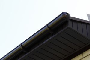 Водосточная система Дёке Люкс шоколад крупным планом