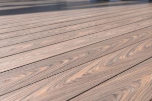 Террасная доска Lecole тёмно-коричневая крупным планом