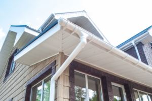 Водосточная система Дёке Люкс цвет пломбир на многоуровневой кровле