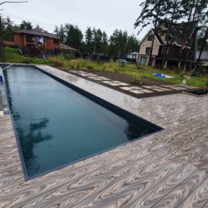 Декинг Lecole мультиколор яркий в отделке зоны бассейна