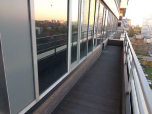 Террасная доска PolyWood DUO венге в отделке балкона