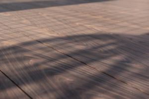 Террасная доска ДПК Lecole тёмно-коричневая крупным планом