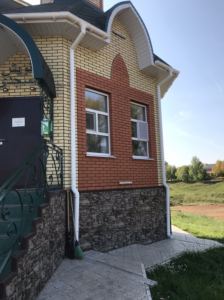 Водосточная система Дёке Люкс пломбир на фасаде с арками