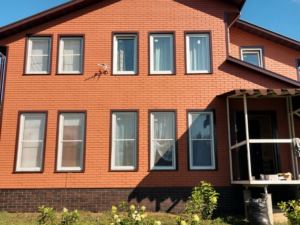 Фасадные панели Royal Stone Нейпир и Окленд в эстерьере